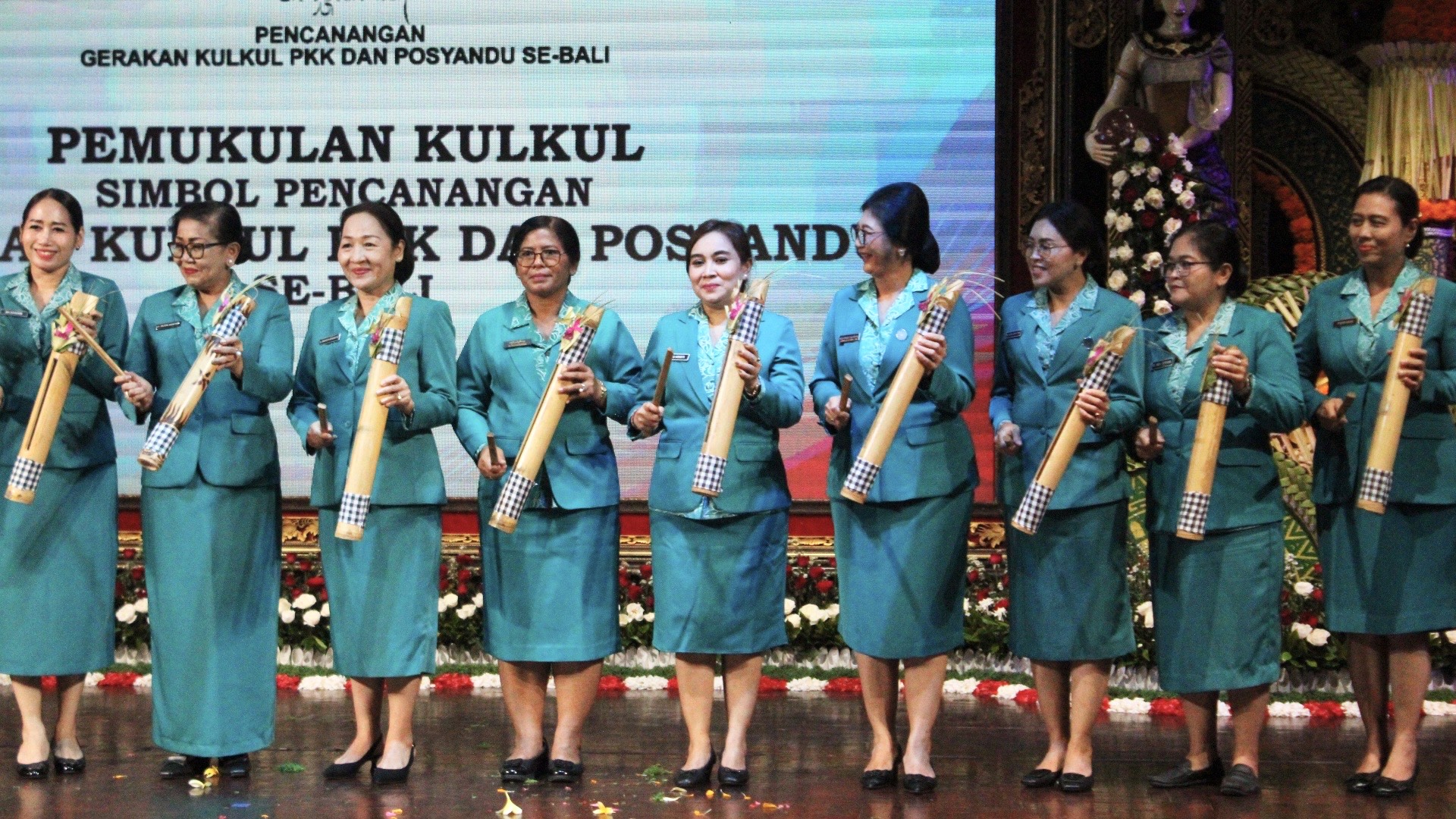 Ny. Ayu Kristi Arya Wibawa Hadiri Pencanangan Gerakan KulKul PKK dan Posyandu Se-Bali Sekaligus Sampaikan Dukungan Untuk Gerakan Bali Bersih Sampah