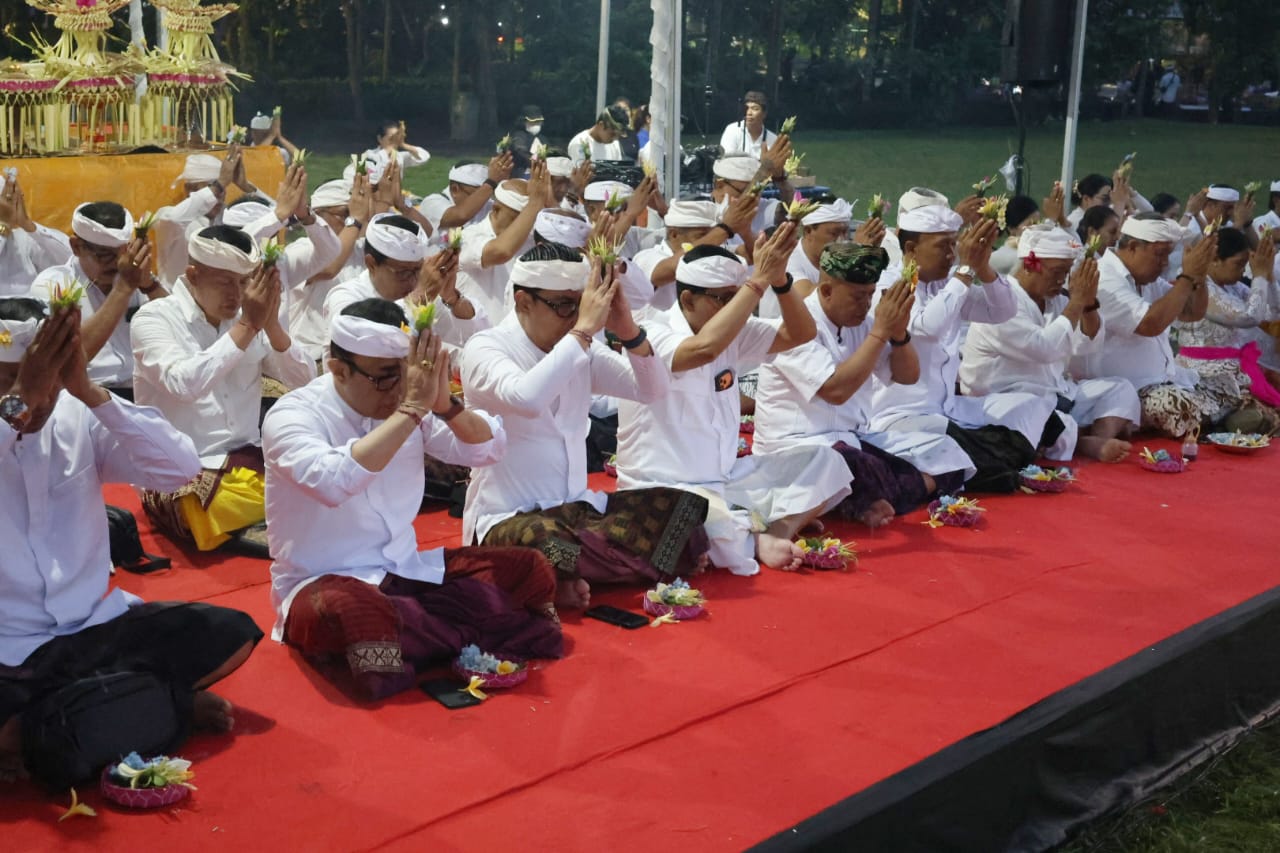 Wali Kota Jaya Negara Pimpin Pitenget Tumpek Krulut di Kota Denpasar.  Wujud Rahina Tresna Asih atau Kasih Sayang dalam Agama Hindu.