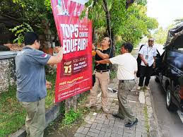 Tegakan Perda, Satpol PP Denpasar Tertibkan Baliho, Spanduk, Banner Tidak Sesuai di Fasilitas Umum