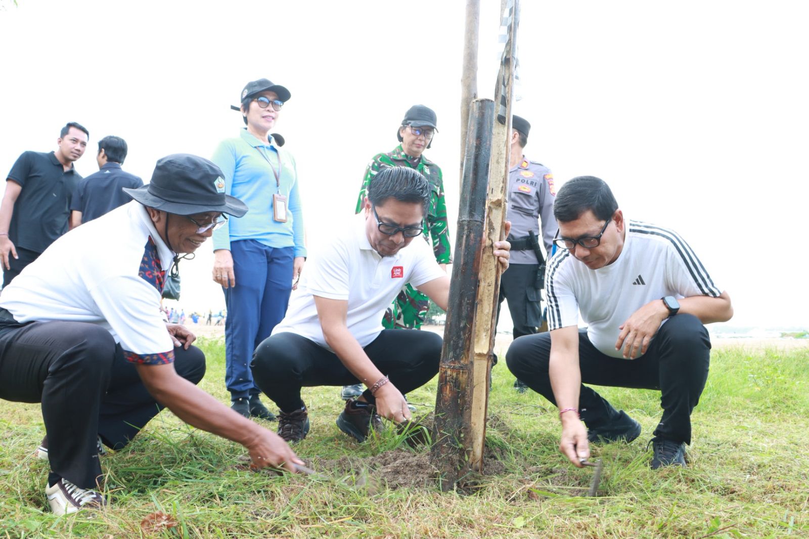 Pemkot Denpasar Gelar Aksi Serentak Bersih-bersih Pantai Sanur