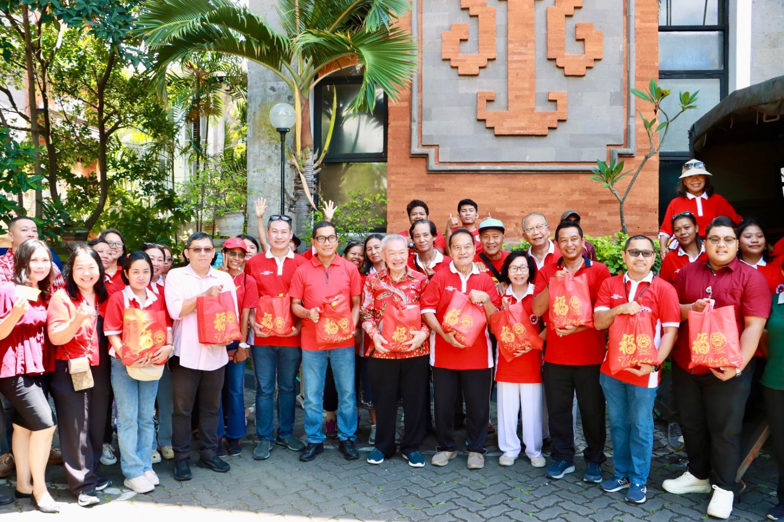 Sekda Eddy Mulya Hadiri Aksi Sosial dan Berbagi 1.200 Paket Sembako Yayasan MTB Henhao Bali Junjung Semangat Keberagaman, Wujudkan Denpasar Kota Toleransi