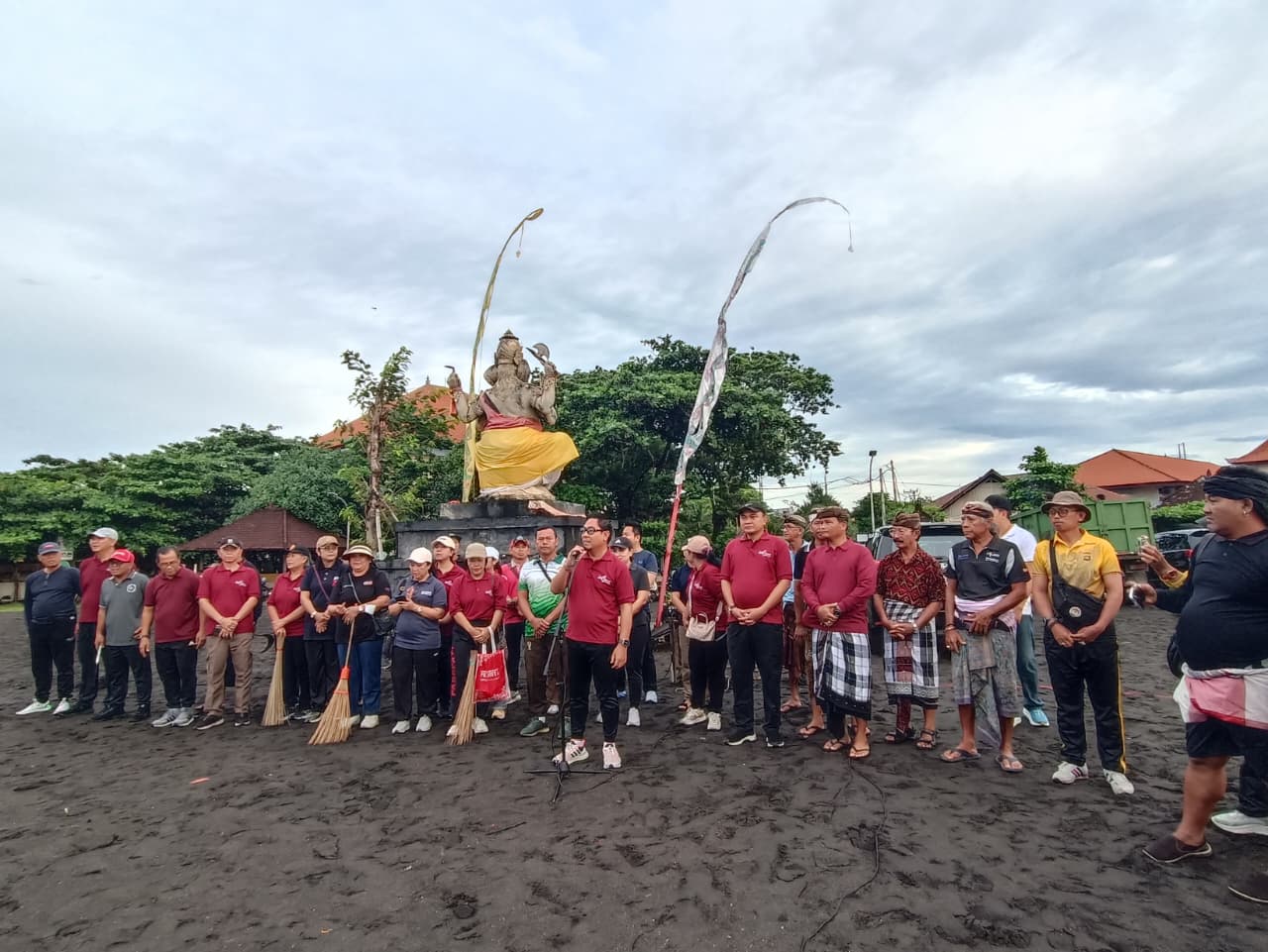 Dukung Aksi Bersih Serentak se-Bali Wawali Arya Wibawa Pimpin Aksi di Kawasan Pantai Biaung