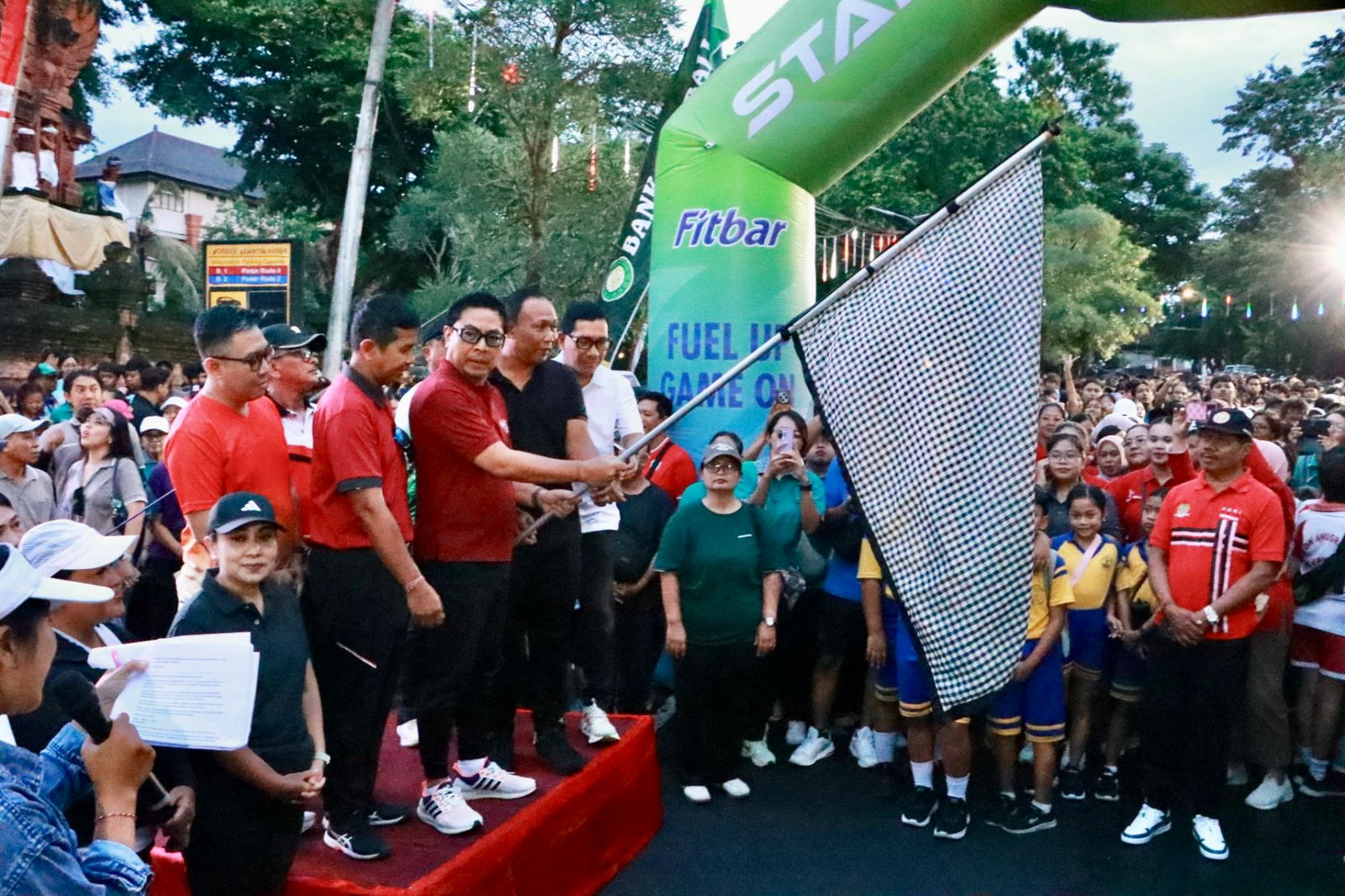 Diikuti 10 Ribu Peserta, Wawali Arya Wibawa Lepas Jalan Sehat Serangkaian HUT Ke-238 Kota Denpasar