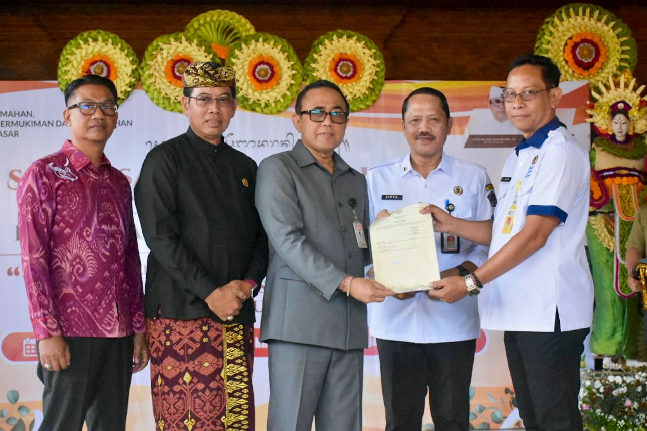 Pemkot Denpasar Resmi Kantongi SHP, Penataan Jalan Karya Makmur Ditarget Tahun Ini, Walikota Jaya Negara Sebut Komitmen Bersama Wujudkan Pengentasan Kawasan Kumuh.
