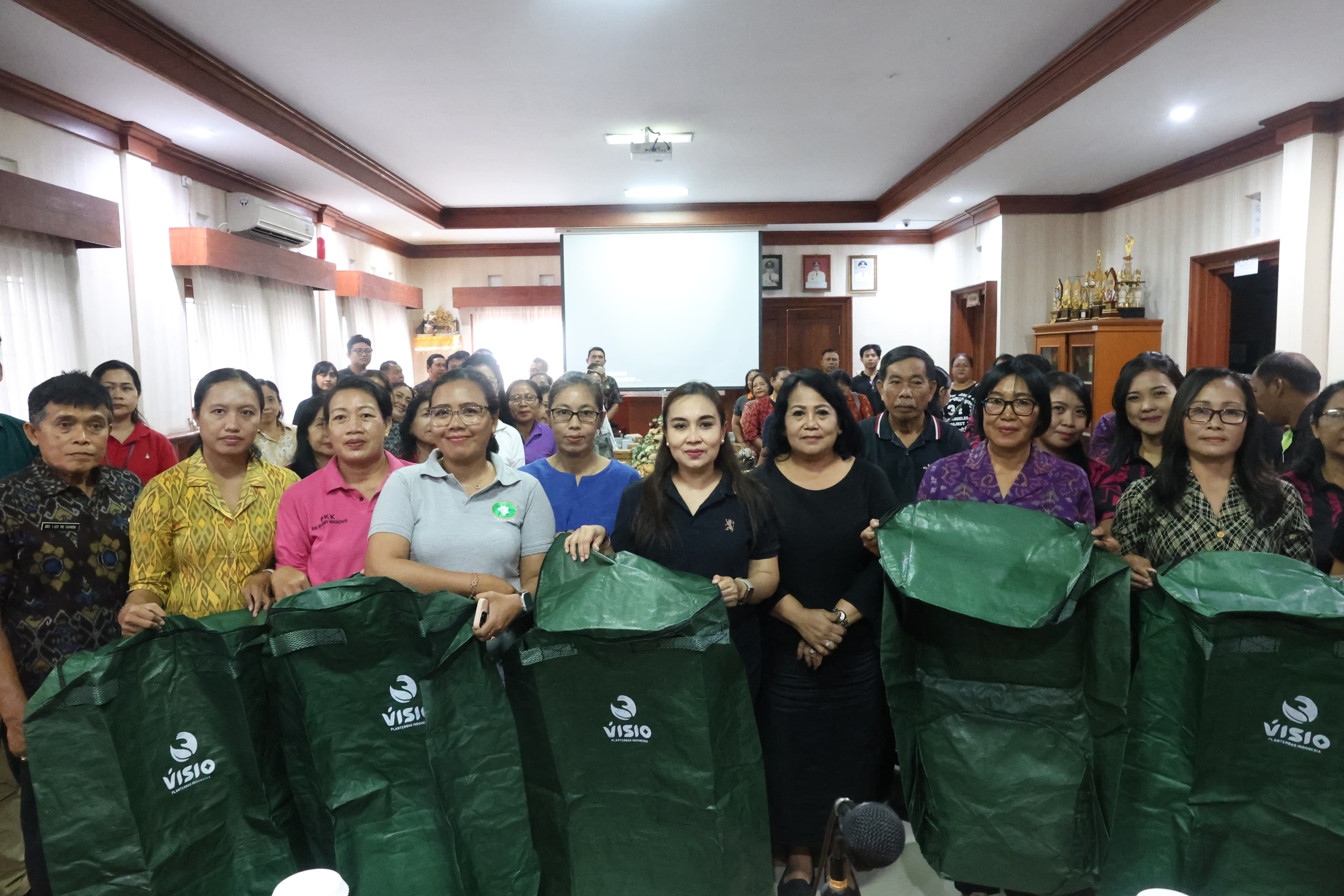 TP PKK Denpasar Sosialisasikan Pengelolaan Sampah Berbasis Sumber di Kantor Desa Dauh Puri Kauh