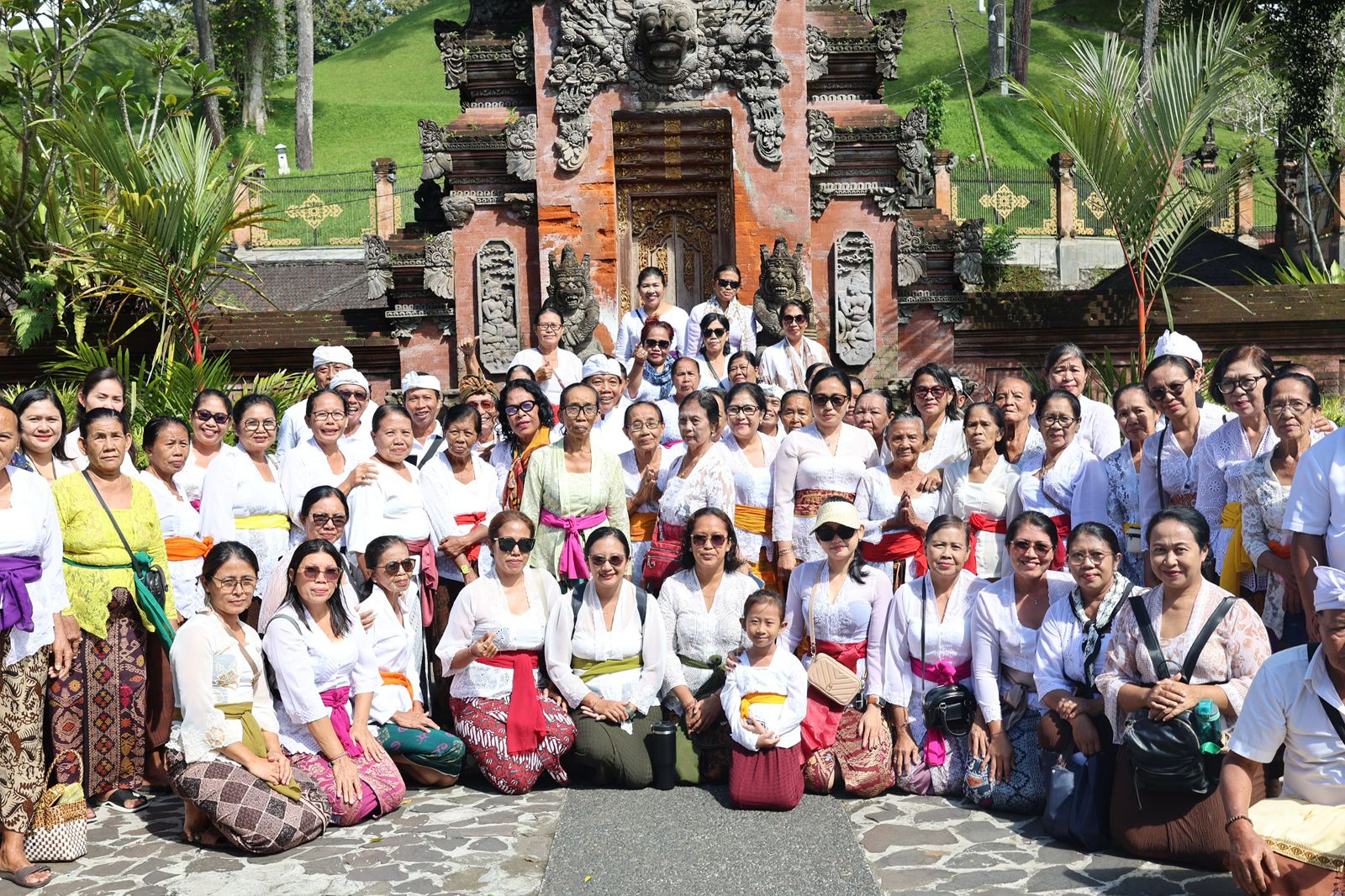 TP. PKK Kota Denpasar Kembali Ajak Ratusan Lansia Tirta Yatra ke Pura Tirta Empul, Kali Ini Perwakilan Kecamatan Dentim dan Denbar.