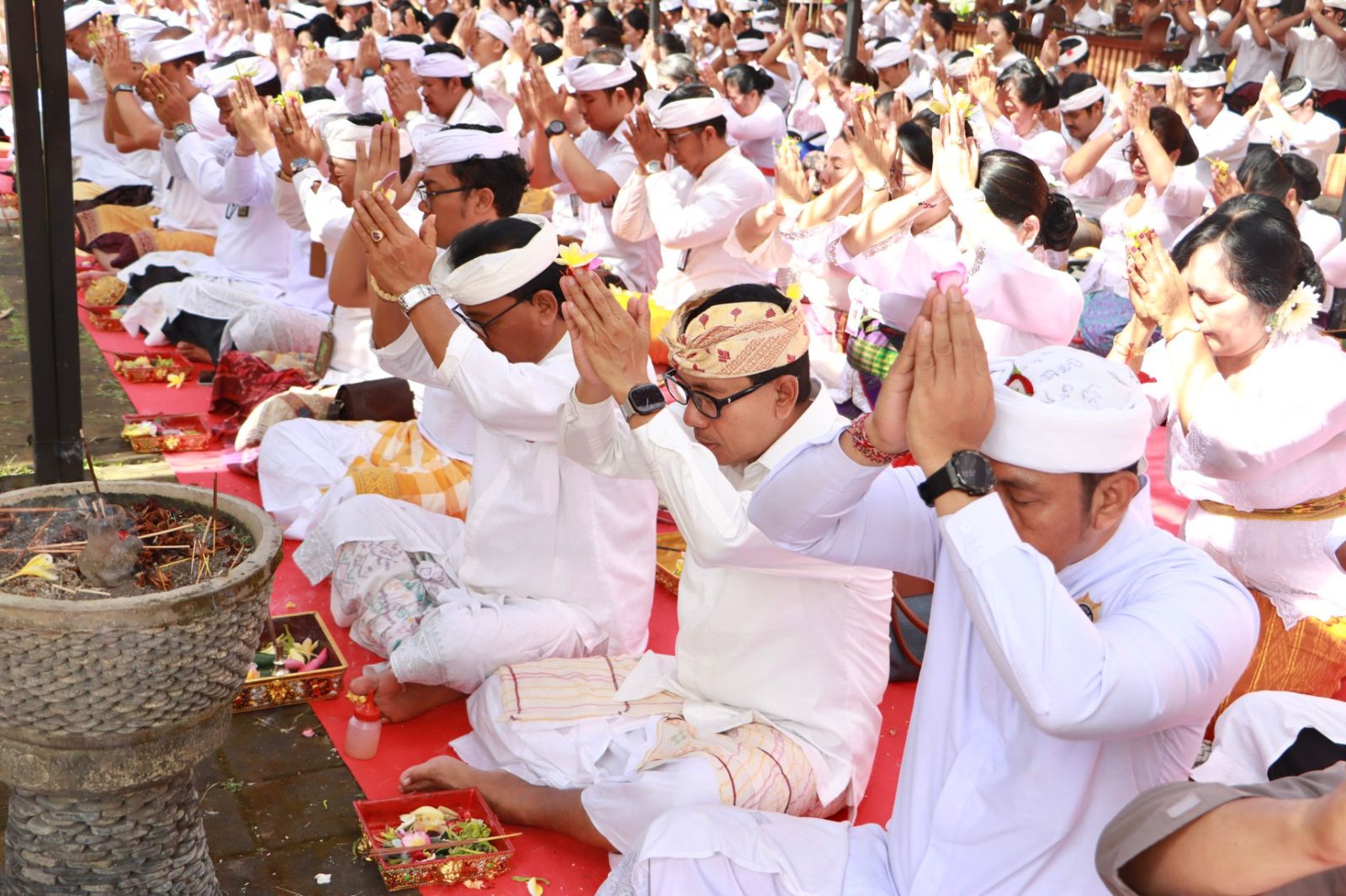 Sekda Eddy Mulya Ngaturang Bhakti Pujawali di Pura Agung Lokanatha Lumintang Denpasar