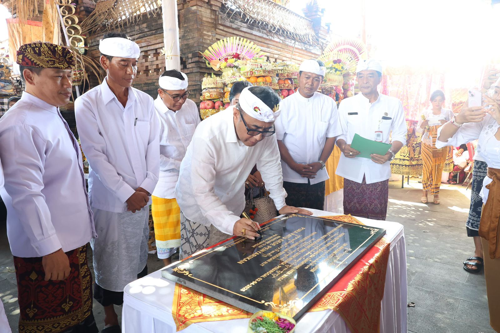 Wali Kota Jaya Negara Hadiri Karya Ngenteg Linggih di Banjar Tengah Renon.