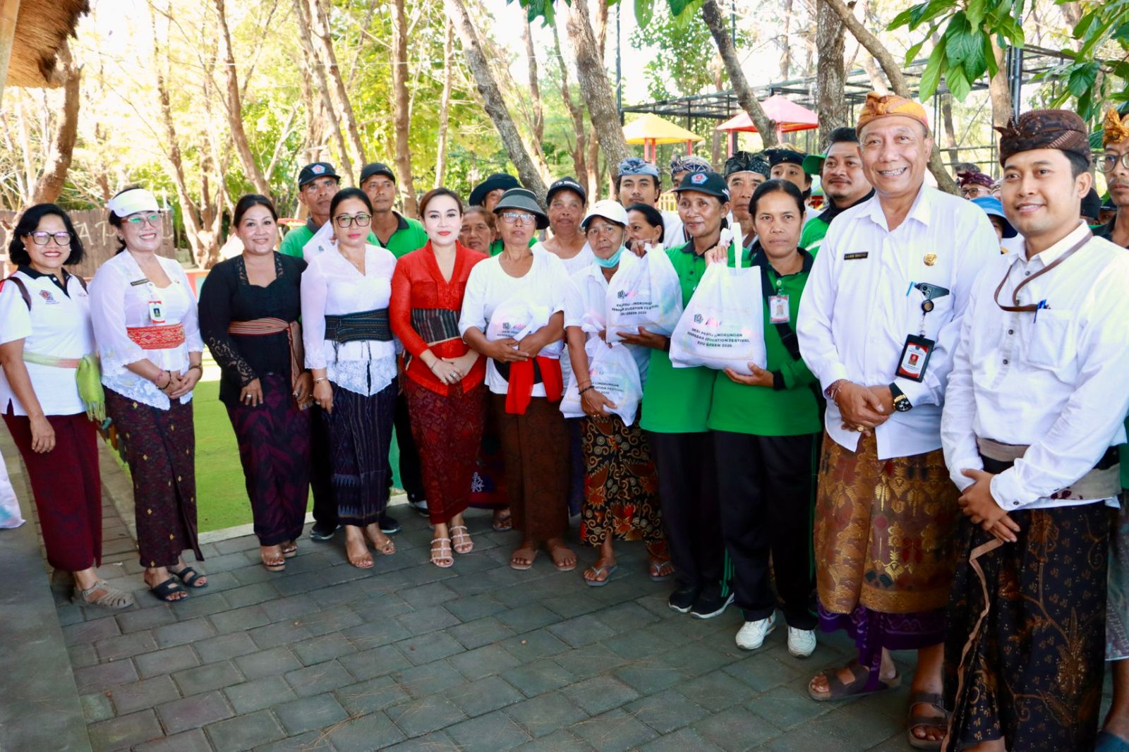 Serangkaian Hardiknas, Pemkot Denpasar Serahkan Bantuan Sembako Kepada 45 Petugas Kebersihan di Pantai Muntig Sioakan Sanur