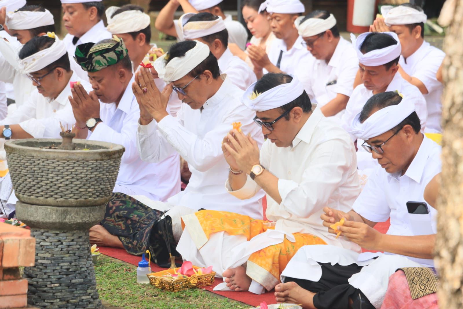 Pemkot Denpasar Gelar Persembahyangan Rahina Suci Tumpek Landep
