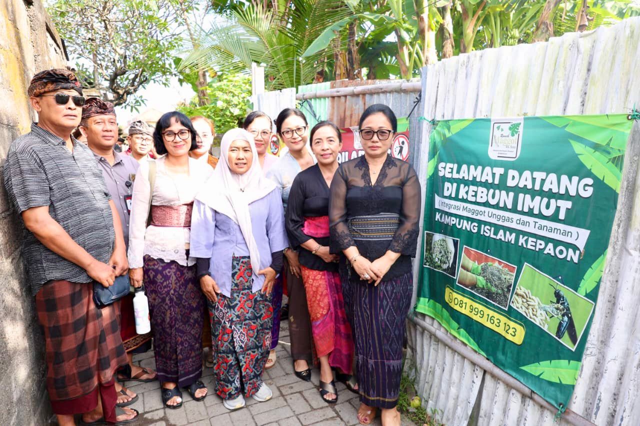 Ketua TP PKK Denpasar, Sagung Antari Kunjungi Kebun Imut, Olah Sampah Organik Basah Berbasis Maggot. 