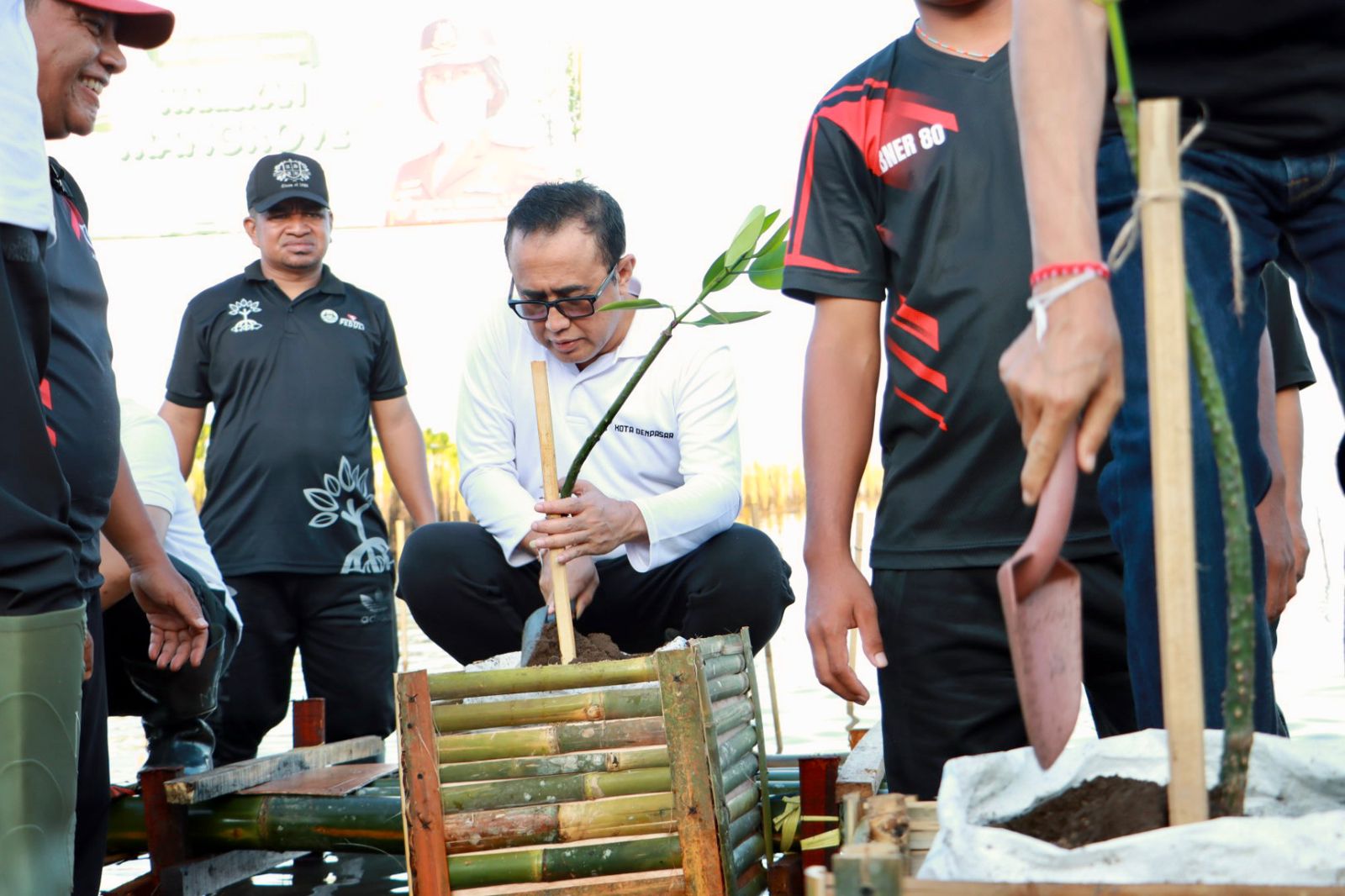 Dukung Kolaborasi Hijau, Walikota Jaya Negara Ikut Tanam Mangrove dan Pelepasan Burung