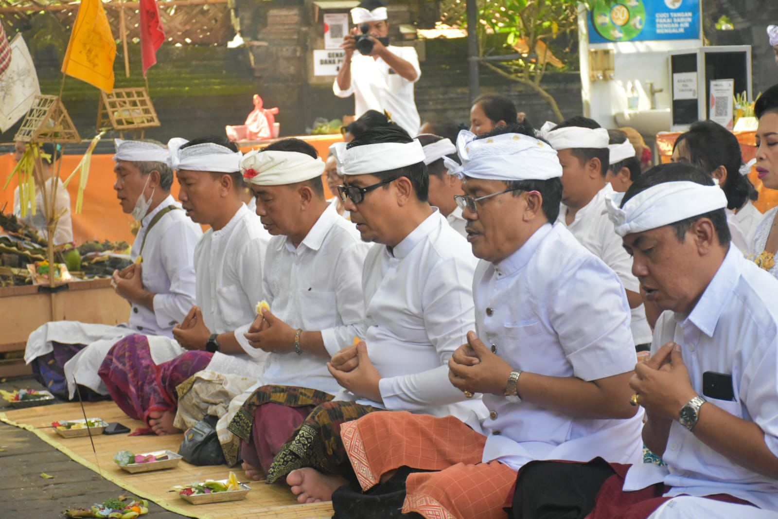 Wawali Arya Wibawa Ngaturang Bhakti Serangkaian Pujawali di Pura Swagina Taman Sari.