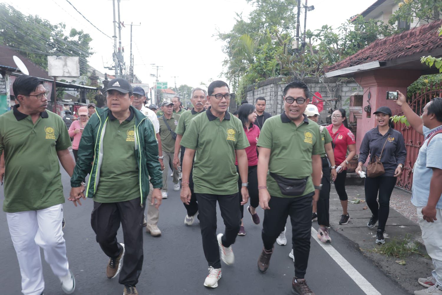 Wawali Arya Wibawa Lepas Jalan Sehat Serangkaian HUT ke-26 SMK PGRI 4 Denpasar