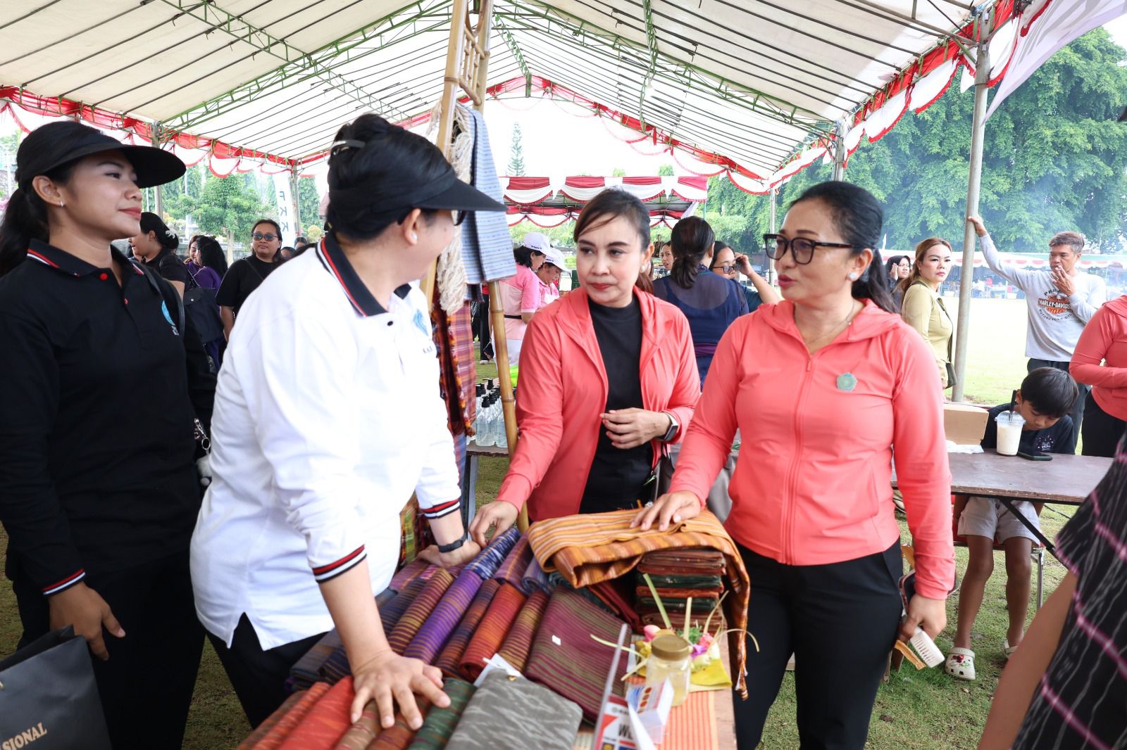 TP. PKK Kota Denpasar Dukung UMKM dan Aksi Berbagi di Pasar Rakyat PKK Bali
