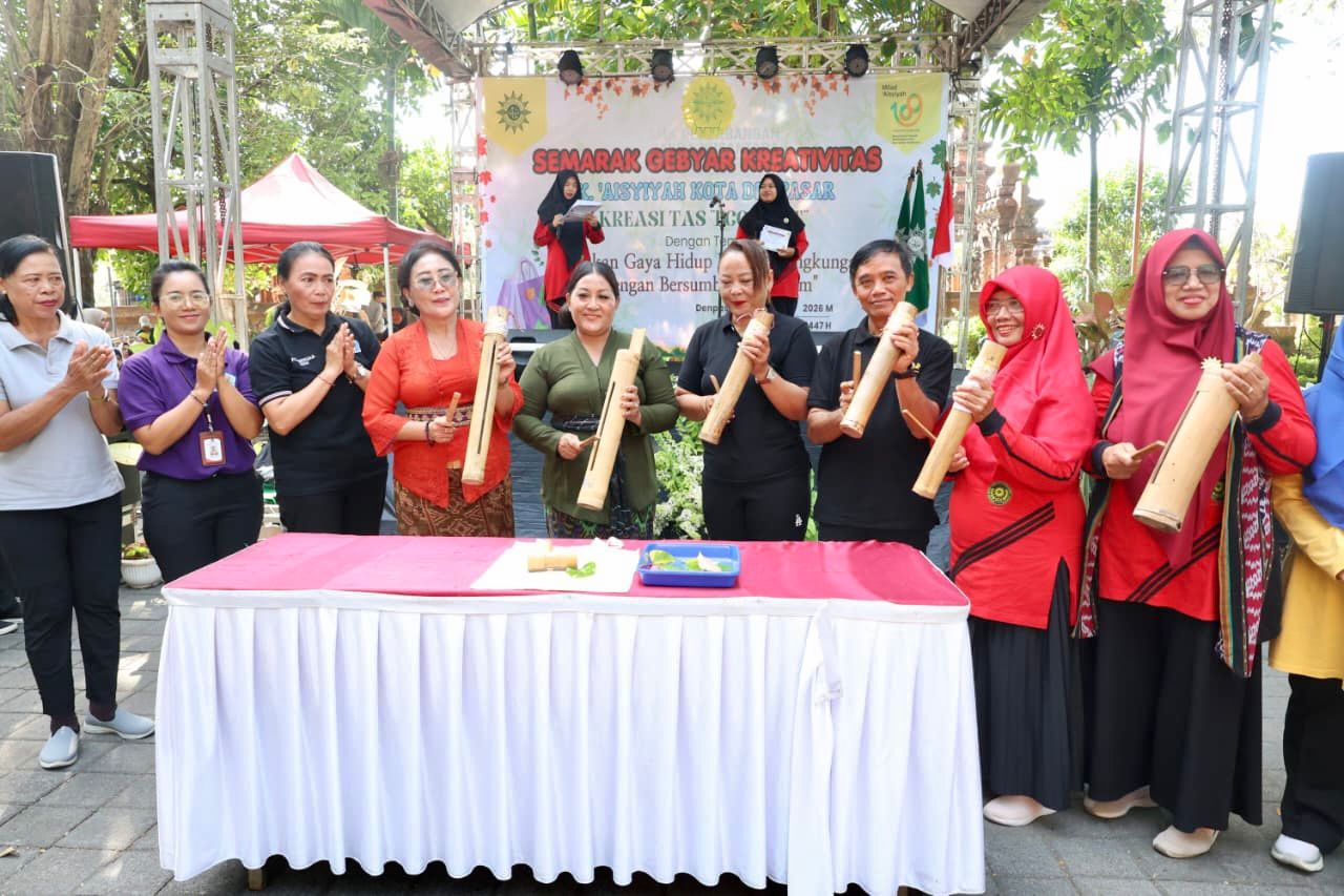 Ketua PP PAUD Kota Denpasar Ny. Suwandewi Eddy Mulya Buka Semarak Gebyar Kreativitas TK Aisyiyah Kota Denpasar.