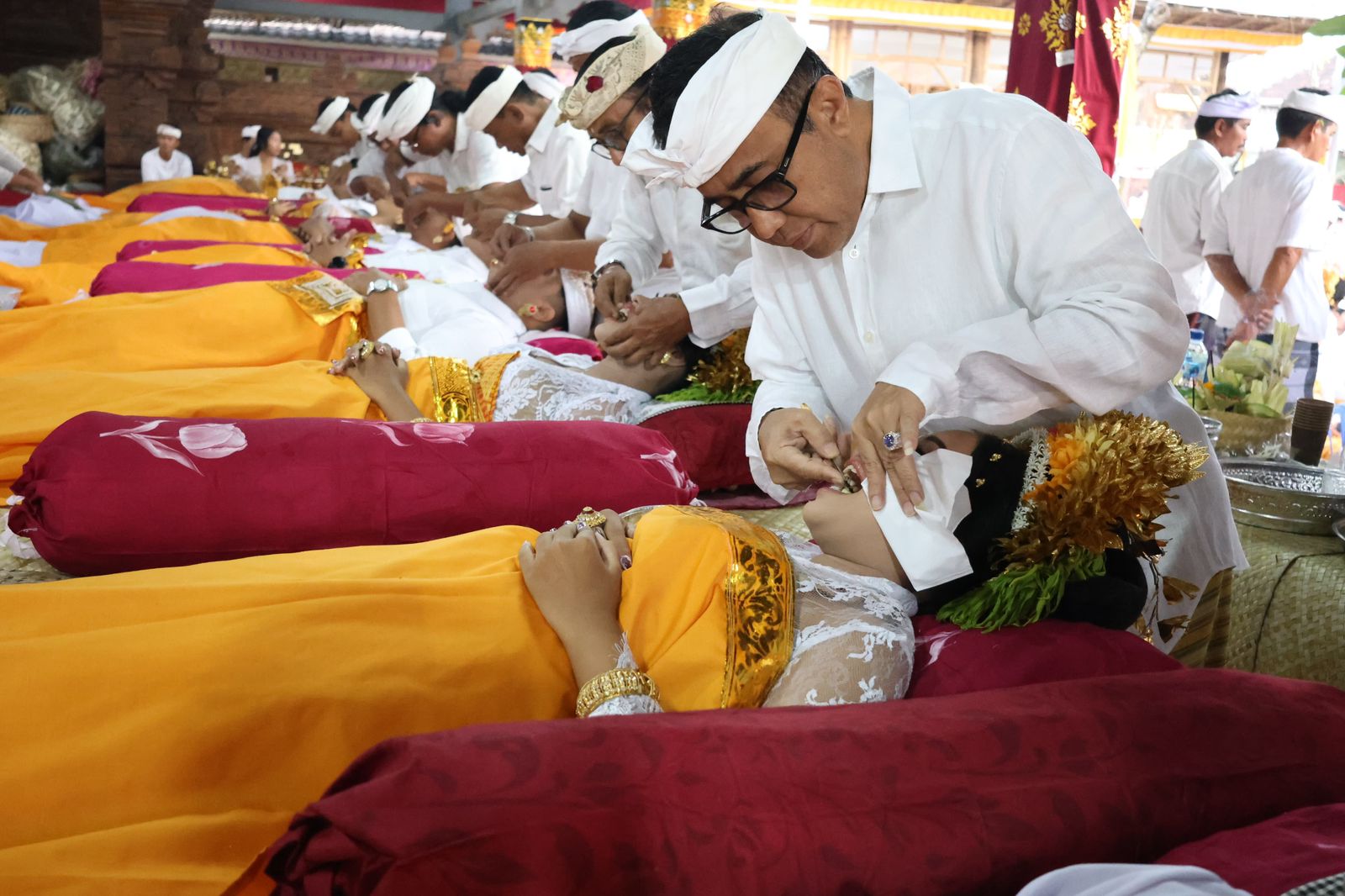 Wali Kota Jaya Negara “Ngayah” Nyangging di Pura Dalem Pengaotan, Rangkaian Karya Pedudusan Agung Desa Adat Bekul