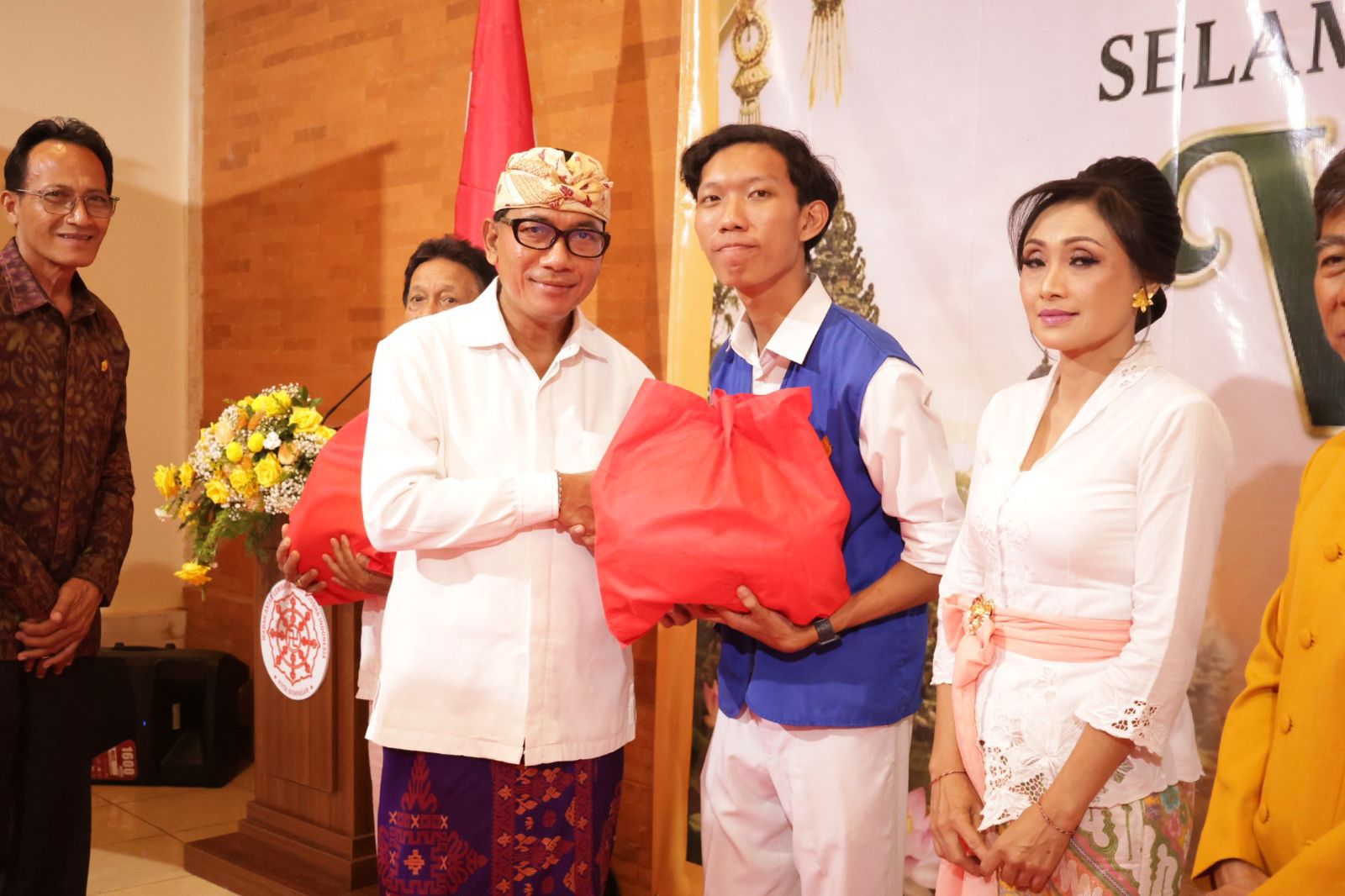 Sebanyak 2.500 Umat Ikuti Perayaan Waisak di Vihara Buddha Sakyamuni Sekda Eddy Mulya: Jadi Ruang Pembelajaran Welas Asih hingga Kebersamaan.