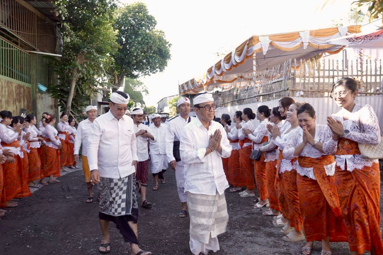 Walikota Jaya Negara Hadiri Nodia Upacara Melaspas Alit Pura Dalem Desa Adat Oongan