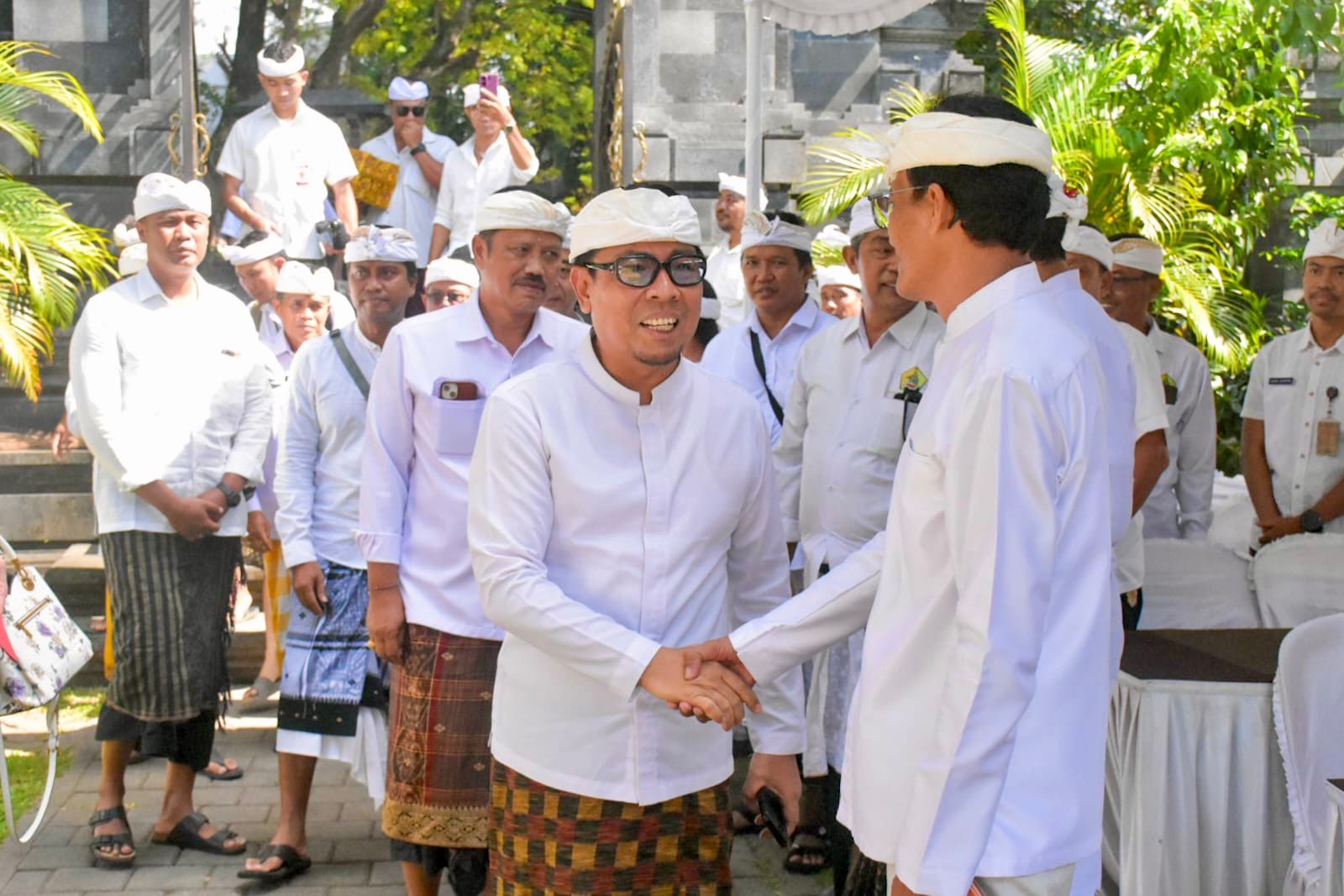 Wawali Arya Wibawa Hadiri Upacara Melaspas Wantilan di Pura Dalem Tegeh Gumi.