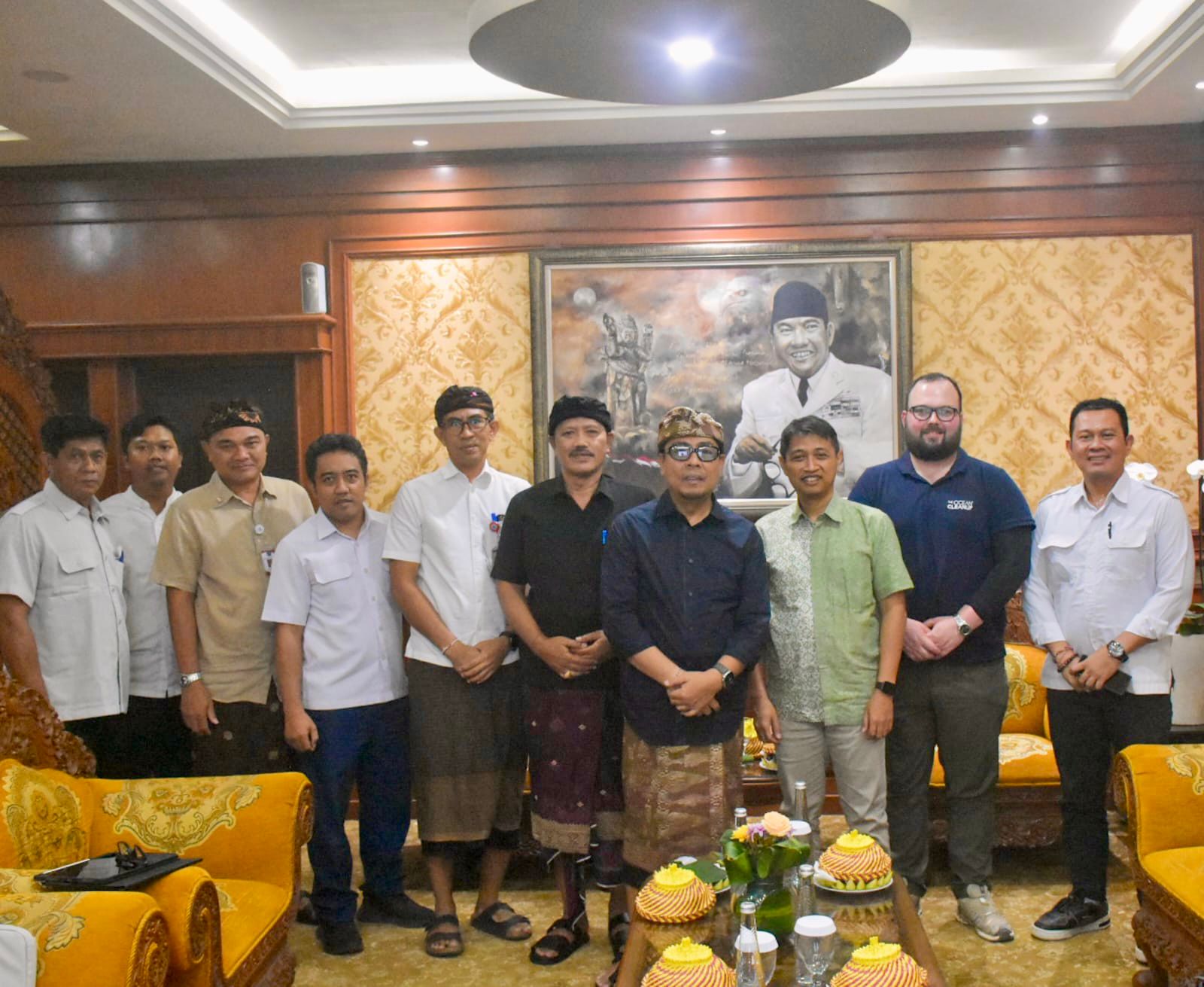 Pemkot Denpasar Bangun Kolaborasi Bersama BWS dan The Ocean Clean Up, Optimalisasi Penanganan Sampah di Tukad Badung. 
