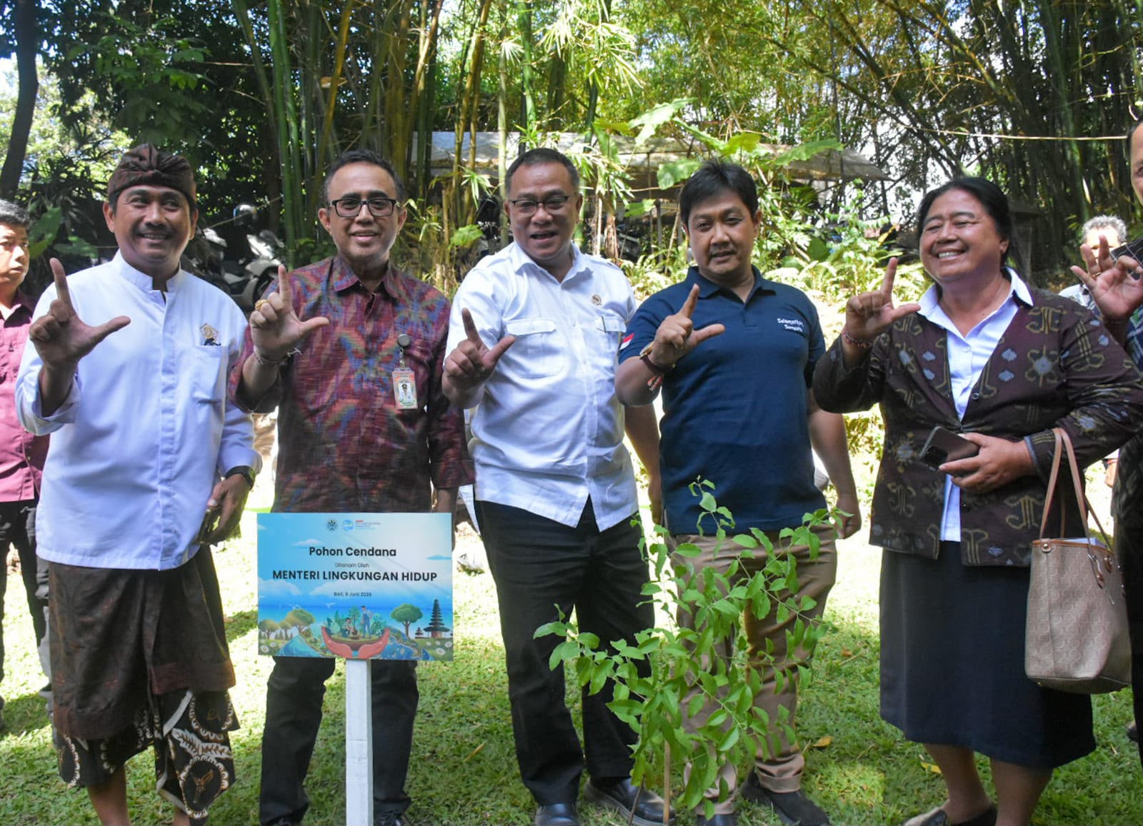 Walikota Jaya Negara Dampingi Kunker Menteri LH, Jumhur Hidayat di Denpasar, Tanam Pohon Langka Hingga Dialog, Apresiasi Kawasan Tukad Bindu Sebagai Keberhasilan Komunitas Jaga Lingkungan.