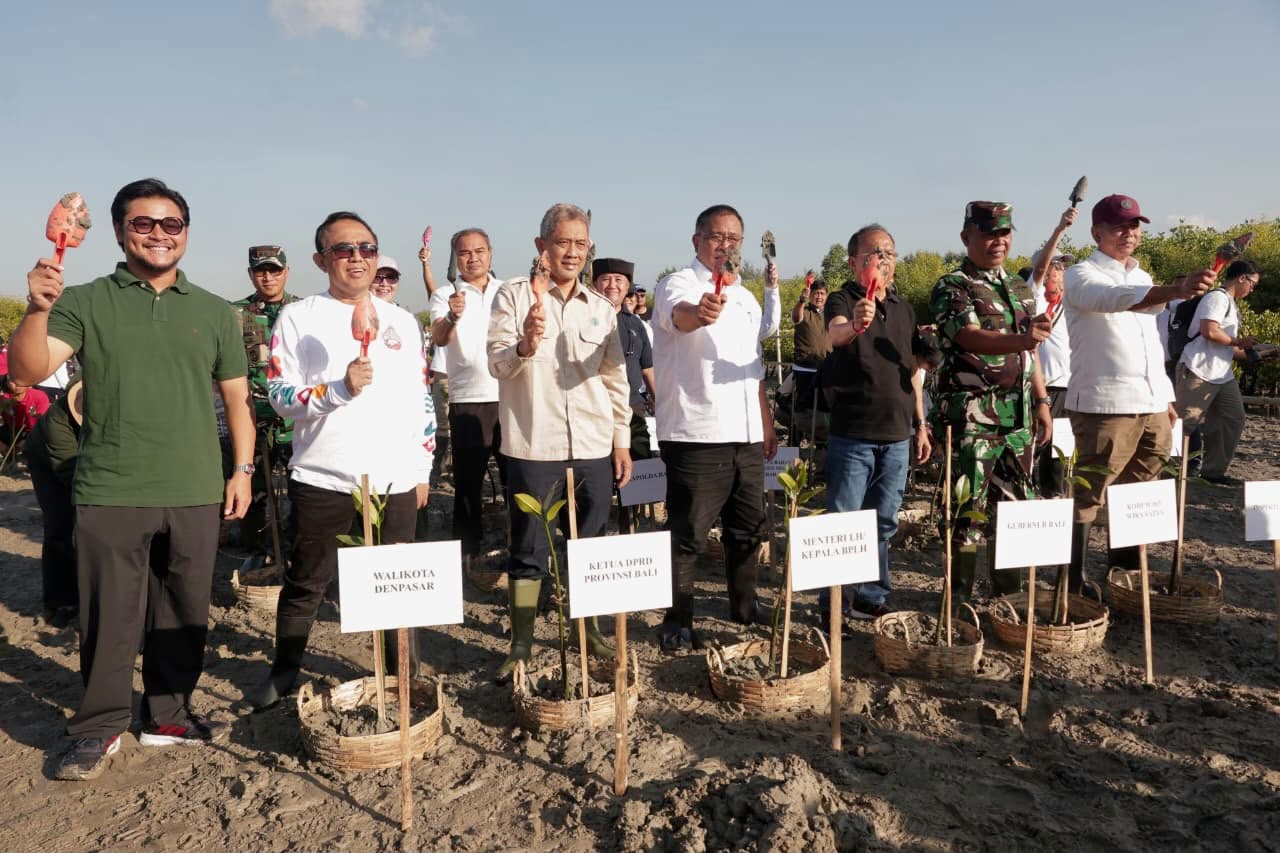 Upaya Memuliakan Bumi, Walikota Jaya Negara Ikuti Aksi Tanam 3000 Pohon Mangrove di Mangrove Arboretum Park, Pedungan 