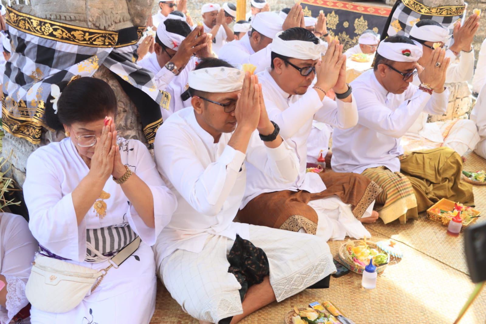 Walikota Denpasar I Gusti Ngurah Jaya Negara bersama Wakil Walikota I Kadek Agus Arya Wibawa dalam kesempatan menghadiri Bhakti Pujawali di Pura Sakenan Desa Adat Serangan, Denpasar, Sabtu (27/6)