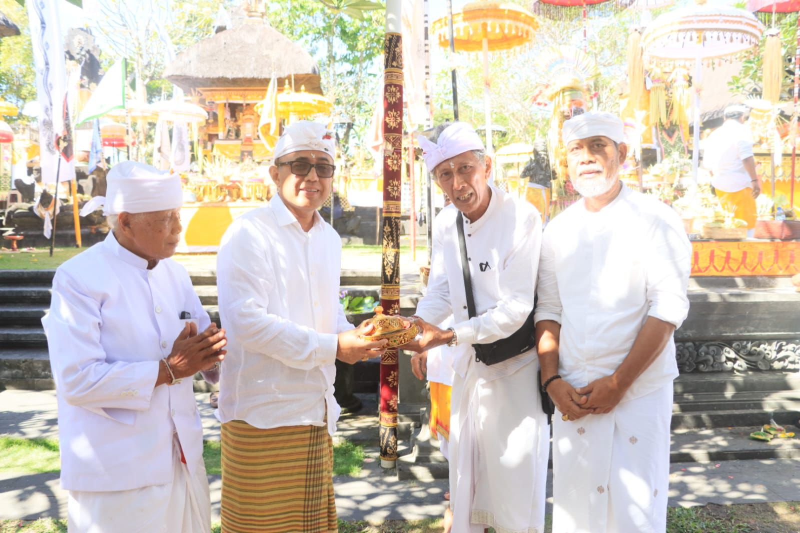 Walikota Jaya Negara Laksanakan Bakti Pujawali Padudusan Alit di Pura Luhur Candi Narmada