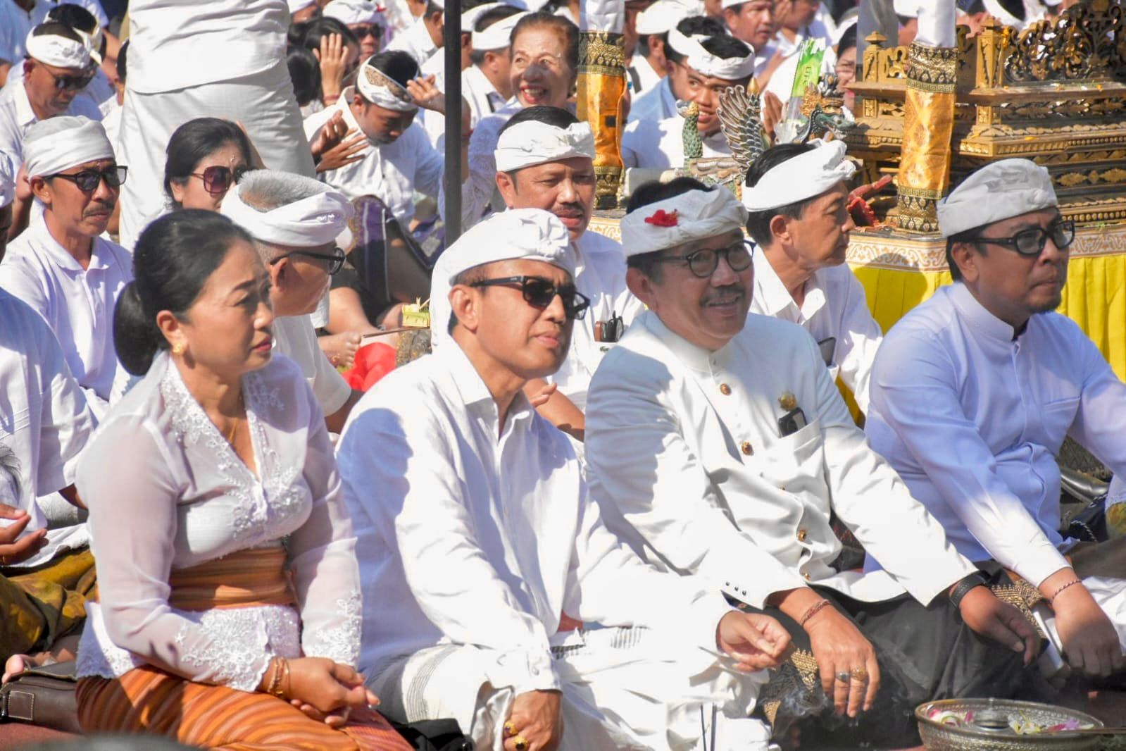 Pemkot Denpasar Ngaturang Bhakti Penganyar di Pura Mandhara Giri Semeru Agung.