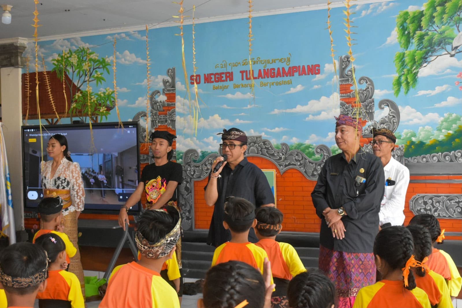 Siswa SD di Denpasar Dikenalkan Muatan Lokal Mesolah dan Megending, Wali Kota Jaya Negara: Momentum Kenalkan Budaya dan Tradisi Sejak Dini.