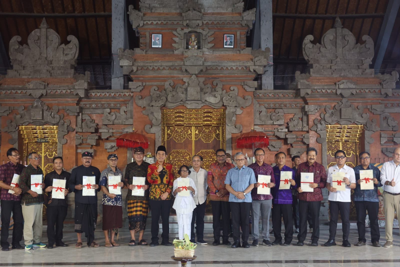 Perkuat Kepastian Hukum Aset di Denpasar Wawali Arya Wibawa Hadiri Penyerahan Sertifikat Tanah Pura dan Aset Pemda