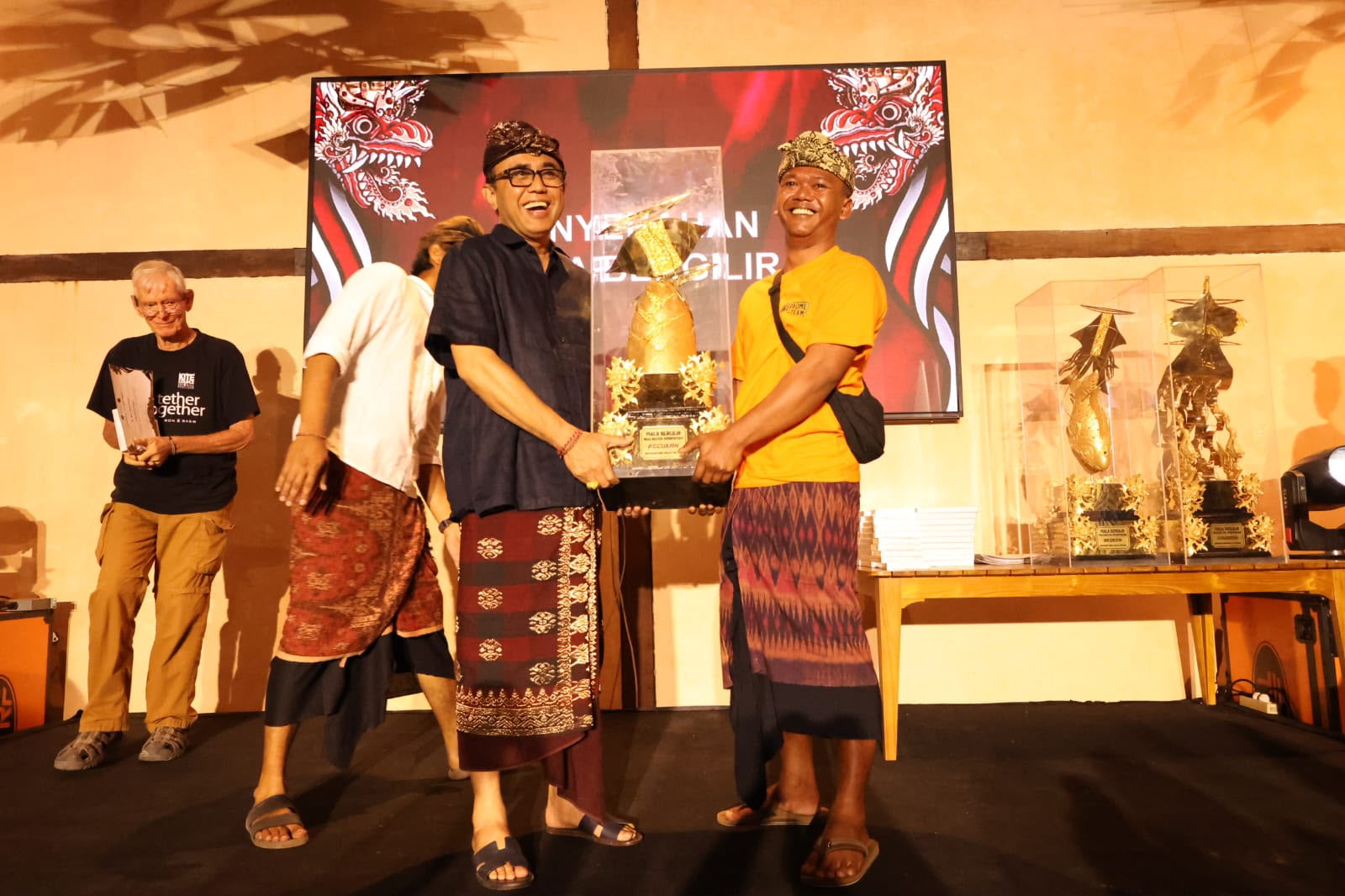 Wali Kota Jaya Negara Serahkan Piala Bergilir Rare Angon Festival Perkuat Pelestarian Budaya dan Persahabatan Internasional