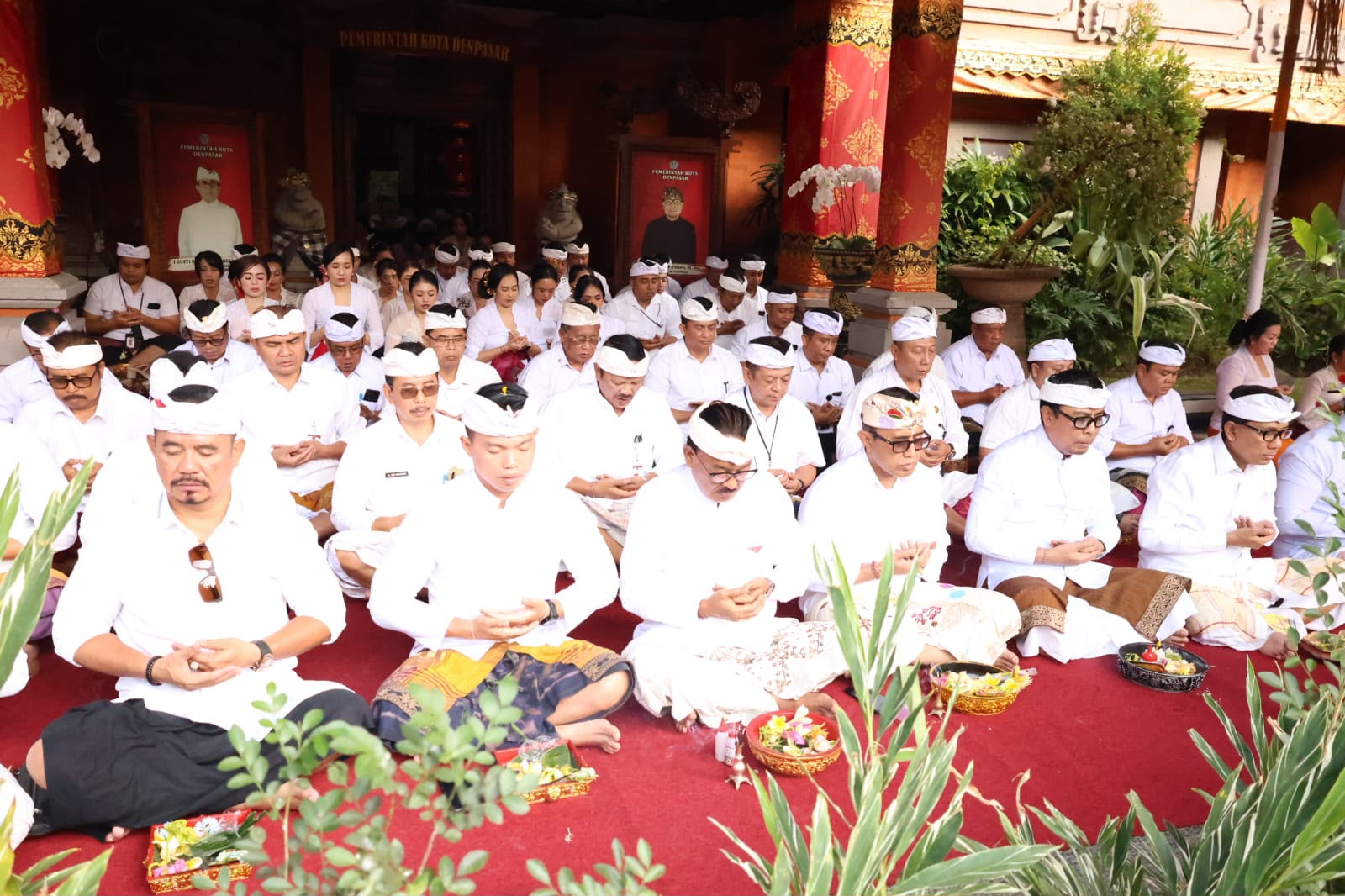 Walikota Jaya Negara dan Wawali Arya Wibawa Ikuti Persembahyangan Pujawali di Pura Praja Natha Perkuat Sradha Bhakti dan Semangat Pengabdian Terbaik Kepada Masyarakat