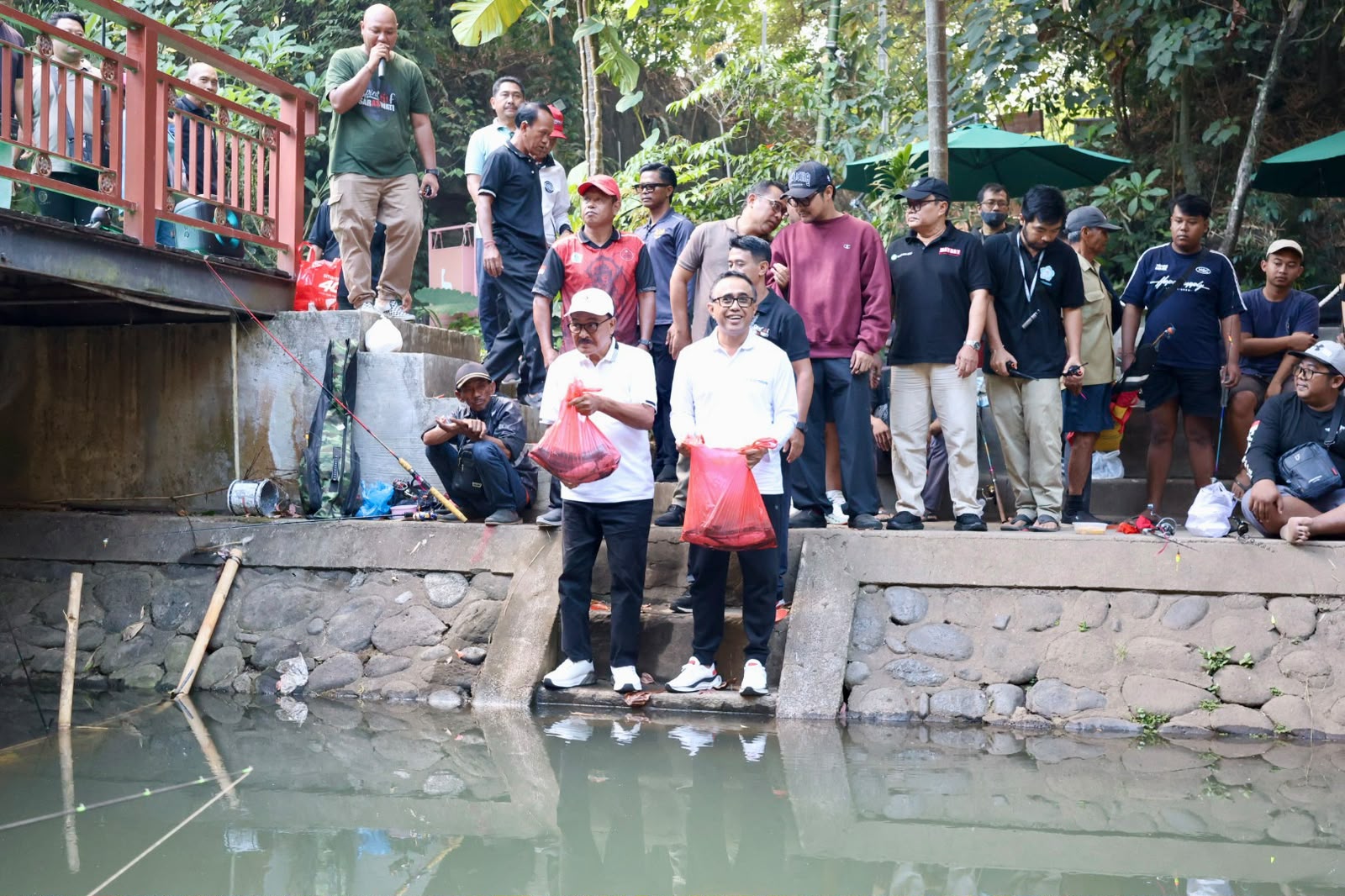 Walikota Jaya Negara Buka Lomba Mancing Lele Air Deras Banjar Saraswati Kesiman