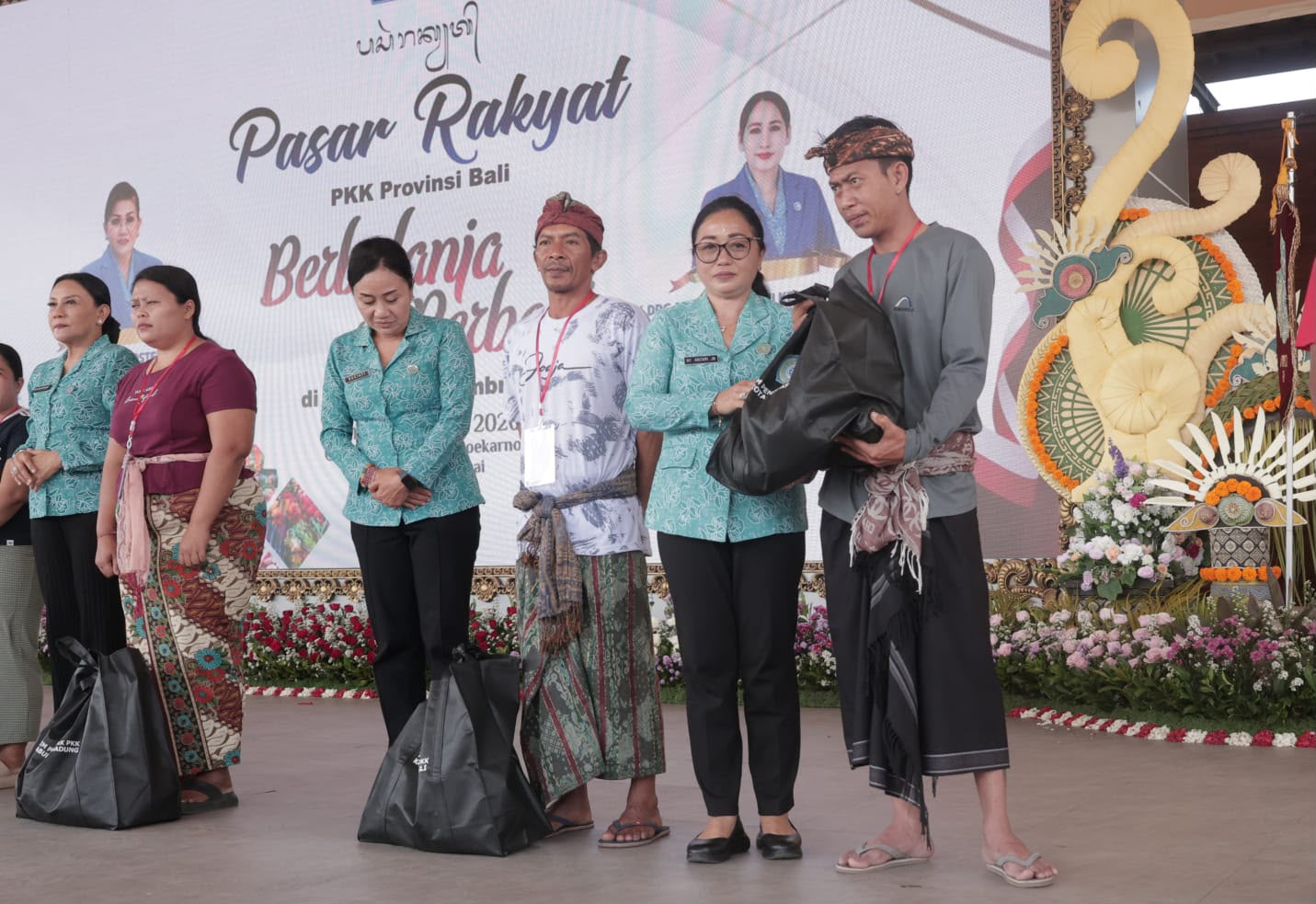 Ny. Antari Jaya Negara dan Ny. Ayu Kristi Arya Wibawa Hadiri Pasar Rakyat TP PKK Kabupaten Jembrana