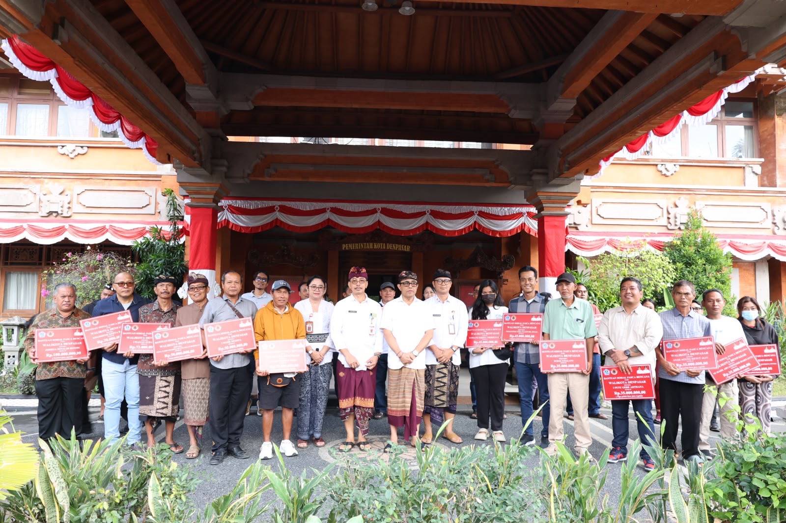 Wali Kota Jaya Negara Serahkan Bantuan Pascabencana kepada 70 Warga Terdampak.