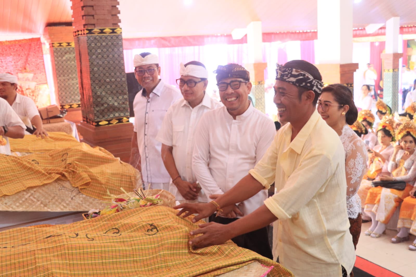 Ringankan Beban Warga, Wawali Arya Wibawa Apresiasi Metatah Massal Desa Tegal Harum