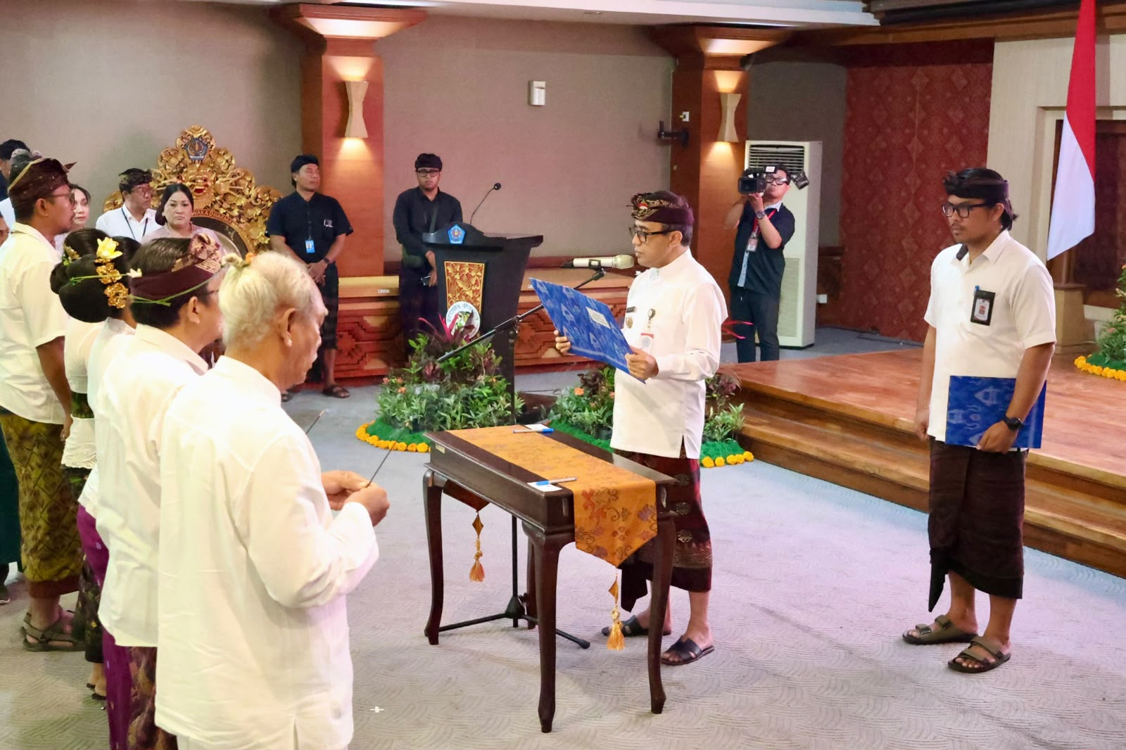 Wali Kota Jaya Negara Lantik Pejabat Pimpinan Tinggi Pratama, Administrator dan Pengawasa, Tekankan Inovasi, Digitalisasi dan Integritas untuk Pelayanan Publik Menuju Kesejahteraan Masyarakat.