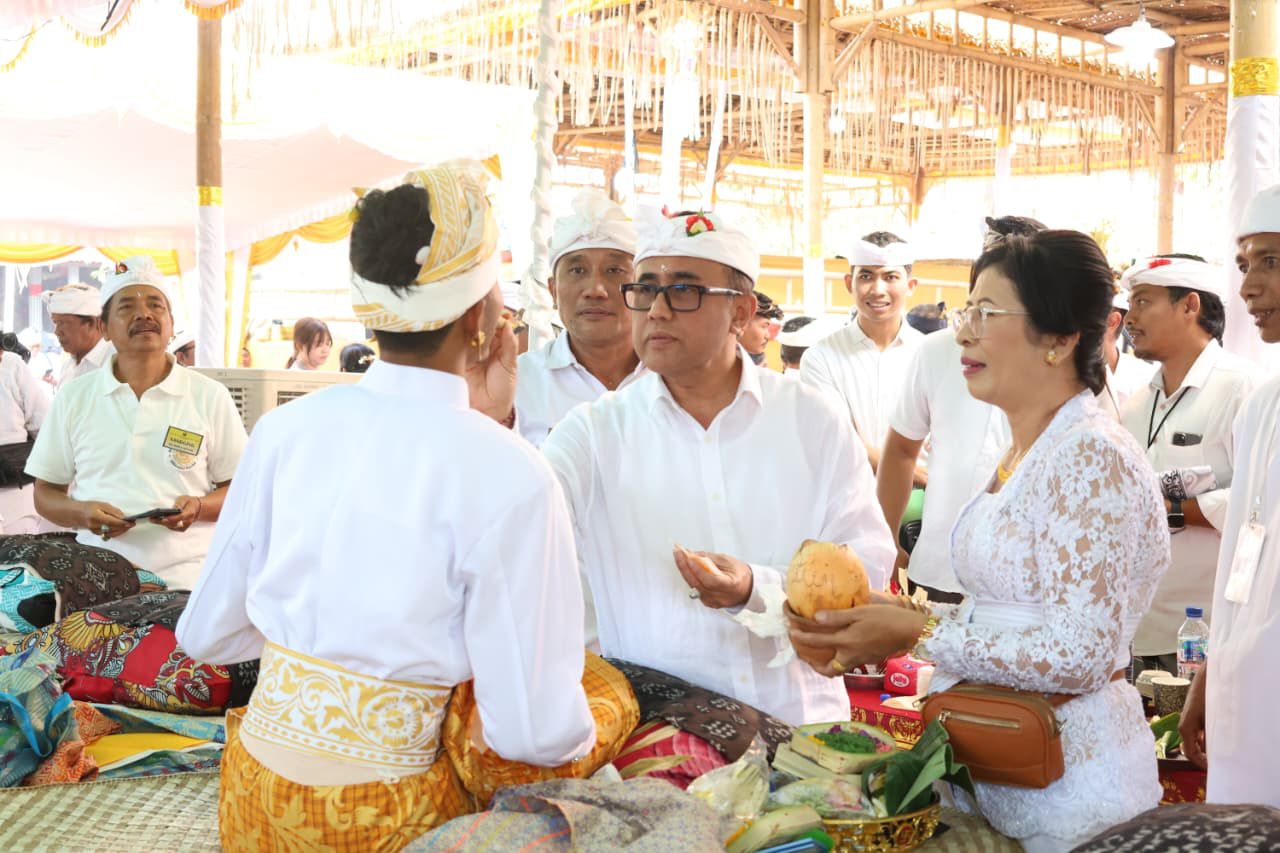 Jaya Negara Ngayah Nyangging pada Metatah Massal Desa Adat Panjer