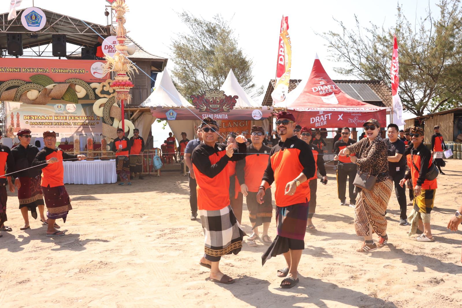 Satu Dekade Denpasar Kite Festival, Walikota Jaya Negara Apresiasi Konsistensi Pelestarian Tradisi Layang-Layang.
