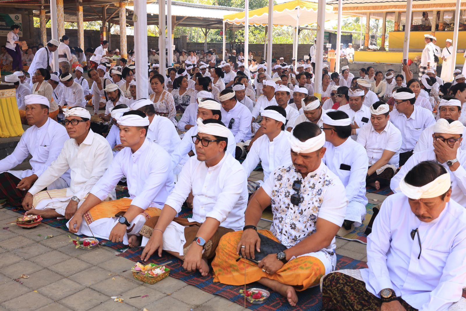 Jajaran Pemkot Denpasar Laksanakan Bhakti Penganyar di Pura Agung Penataran Rinjani