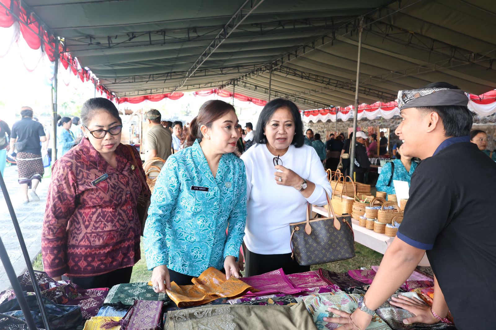 TP PKK Denpasar Berbelanja dan Berbagi di Pasar Rakyat TP PKK Provinsi Bali.