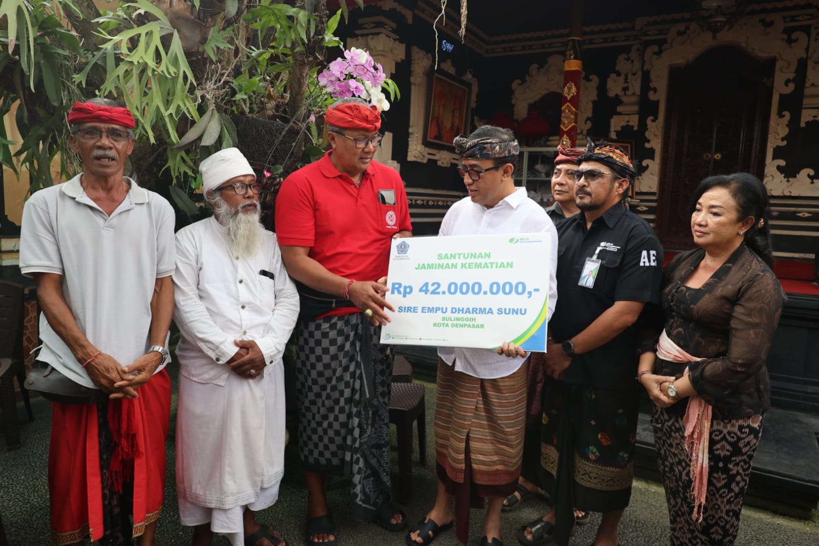Bentuk Perhatian Kepada Pemuka Agama, Wali Kota Jaya Negara Serahkan Santunan Kematian Rp42 Juta Kepada Ahli Waris Ida Sira Mpu Nabe Dharma.
