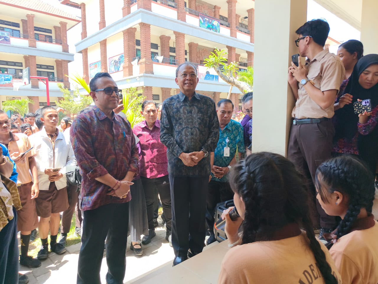 Jaya Negara Dampingi Gubernur Koster Kunjungi SMPN 13 Denpasar Disambut Kreativitas Seni Budaya Siswa, Bahas Pengembangan Sekolah