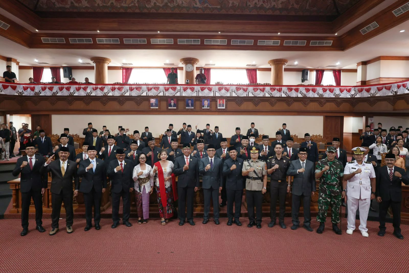 Wali Kota Jaya Negara Hadiri Rapat Paripurna Istimewa Sumpah Janji PAW Anggota DPRD Kota Denpasar Made Westra Resmi Gantikan Suadi Putra