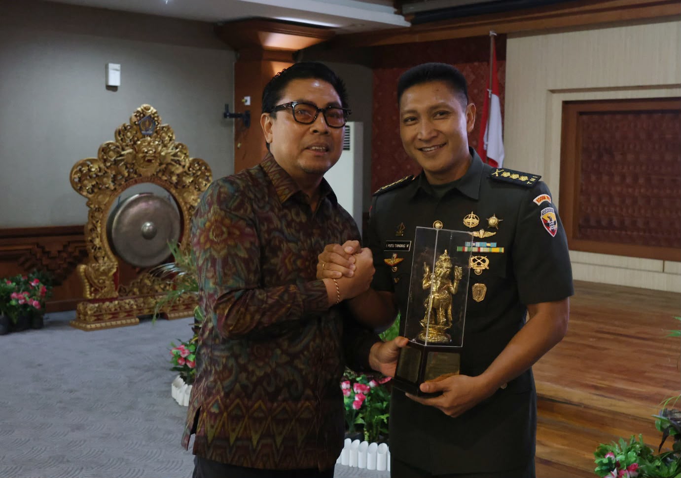 Wawali Denpasar Arya Wibawa Hadiri Pisah Sambut Komandan Kodim 1611/Badung Harapkan Sinergitas TNI dan Pemkot Denpasar Tetap Terjaga